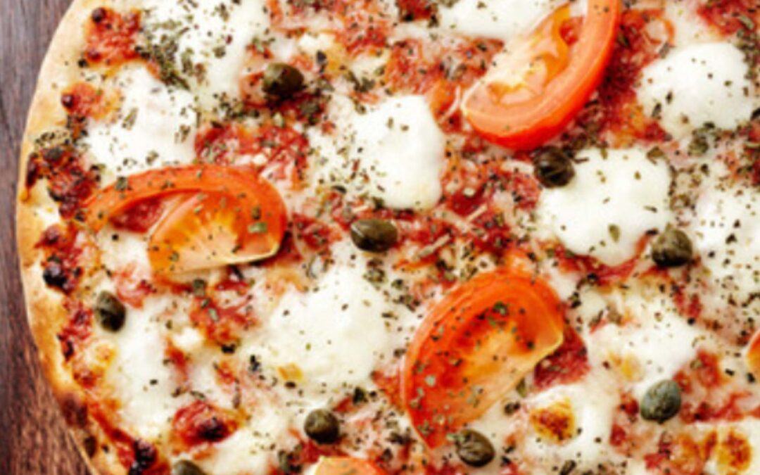 Pizza med friske tomater, mozzarella og kapers